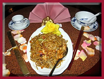 Gericht Nr. 92 Gebratene chinesische Nudeln mit Schinken, Krabben und Hühnerfleisch 